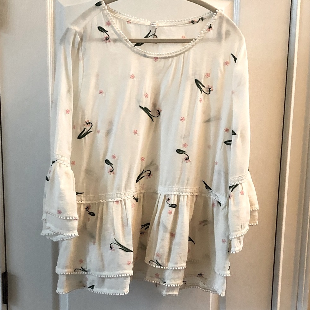 Cream floral Monoreno shirt NWT sz L